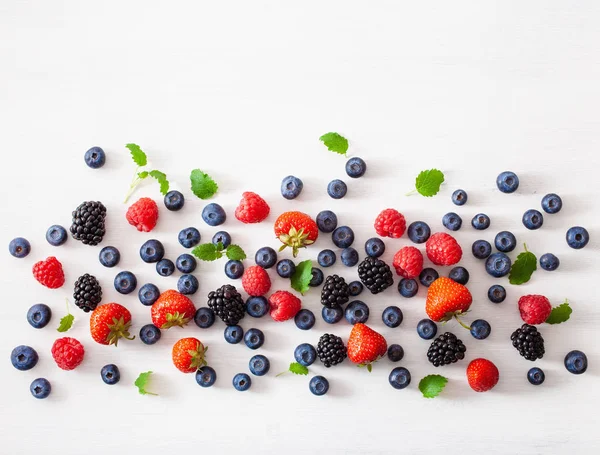 Sortierte Beeren Auf Weißem Hintergrund Blaubeere Erdbeere Himbeere Brombeere — Stockfoto