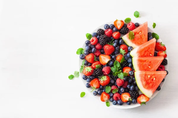 Fruit Bessenschotel Boven Wit Bosbessen Aardbeien Frambozen Bramen Watermeloenen — Stockfoto