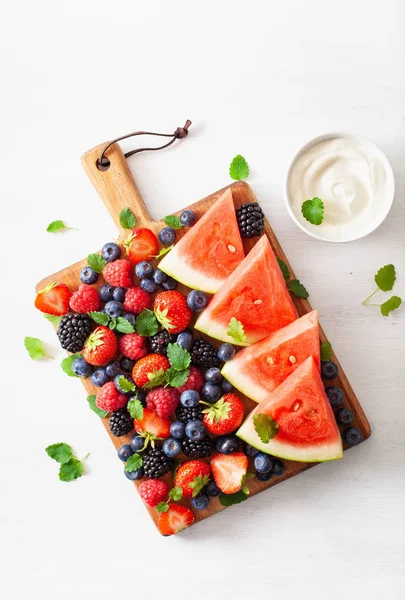 水果和浆果与酸奶在白色 覆盆子 — 图库照片