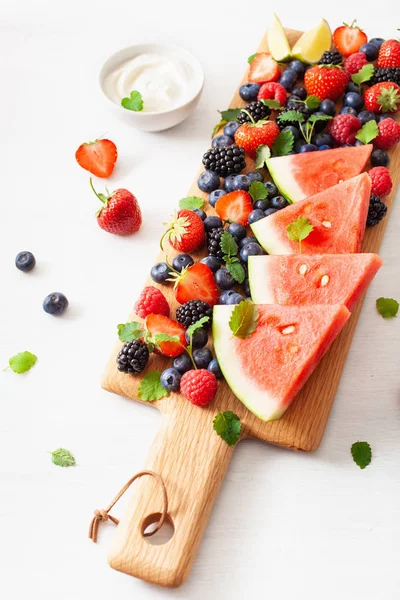 Φρούτων Και Μούρων Πάνω Από Λευκό Blueberry Σμέουρο Βατόμουρο Φράουλα — Φωτογραφία Αρχείου