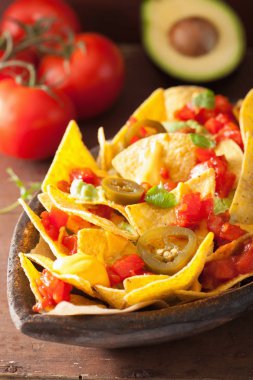 salsa, peynir ve jalapeno nachos dolu