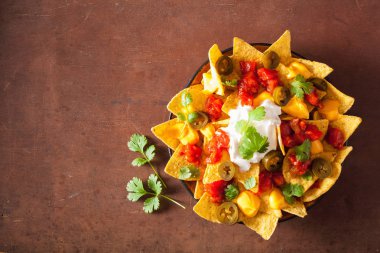 salsa, peynir ve jalapeno nachos dolu