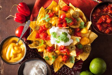 salsa, peynir ve jalapeno nachos dolu