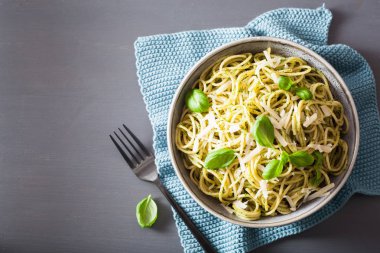Avokado fesleğen pesto soslu spagetti makarna