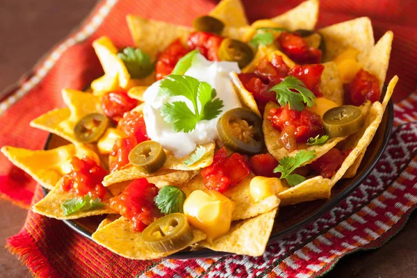 Nachos Cargados Salsa Queso Jalapeño — Foto de Stock