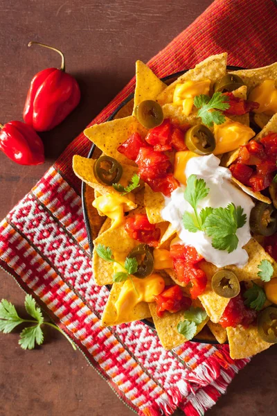 Nachos Carichi Salsa Formaggio Jalapeno — Foto Stock