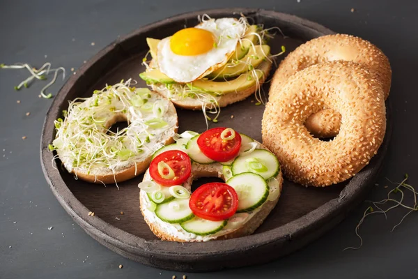 Diverse Broodjes Bagels Avocado Tomaat Zachte Kaas Alfalfa Spruiten — Stockfoto