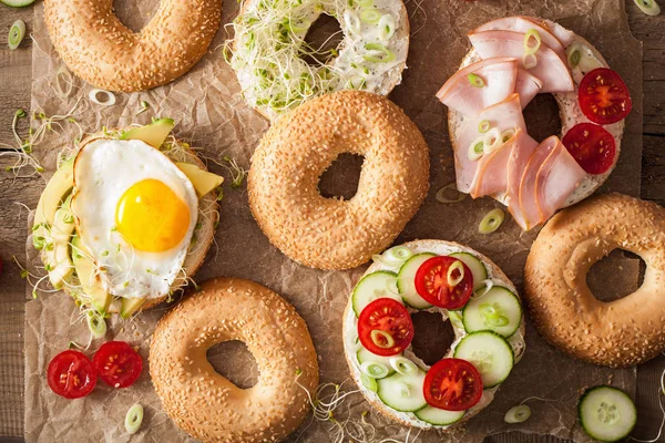 Diverse Broodjes Bagels Avocado Ham Tomaat Zachte Kaas Alfalfa Spruiten — Stockfoto