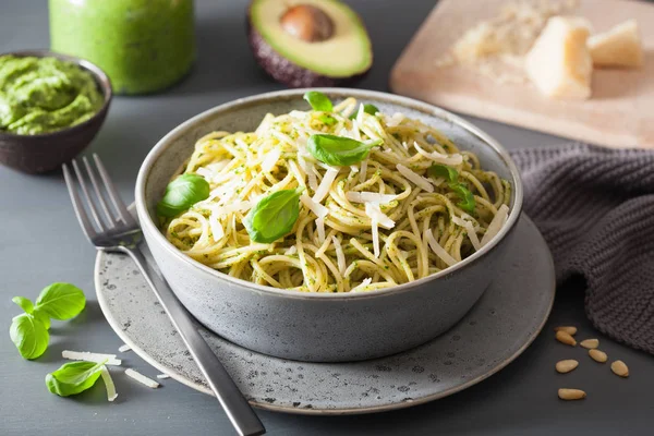 Avokado Fesleğen Pesto Soslu Spagetti Makarna — Stok fotoğraf