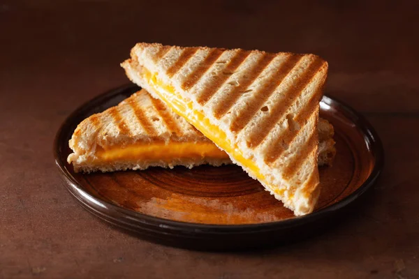 Gegrilde Kaas Sandwich Rustieke Bruine Achtergrond — Stockfoto