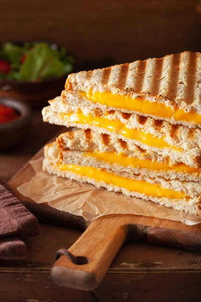 素朴な茶色の背景にグリルド チーズ サンドイッチ — ストック写真