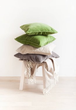 gri ve yeşil minderler, atmak. rahat ev