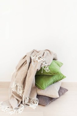gri ve yeşil minderler, atmak. rahat ev