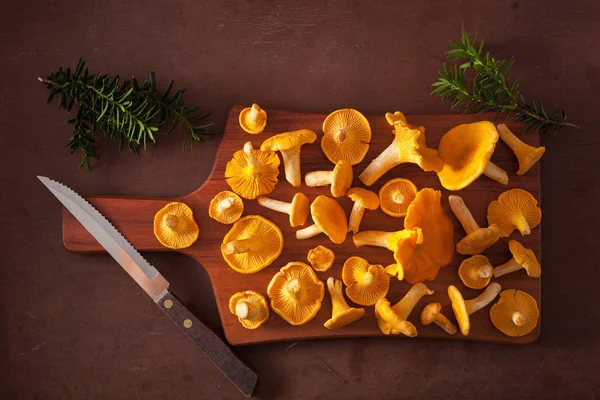 Μανιτάρια Ωμά Φρέσκα Chanterelle Επίπεδη Θέσει Σκούρο Φόντο — Φωτογραφία Αρχείου