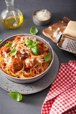 köfte ve domates sosu, İtalyan makarna spagetti