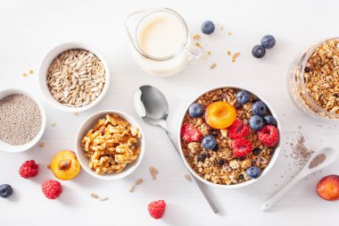 berry meyve somun, kahvaltı için sağlıklı granola vegan süt