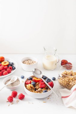berry meyve somun, kahvaltı için sağlıklı granola vegan süt
