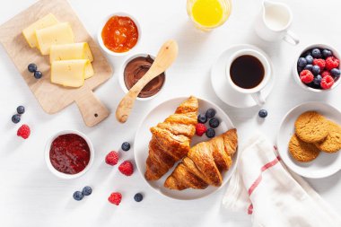 Continental kahvaltı kruvasan, reçel, çikolata yayıldı ve kahve. Üstten görünüm