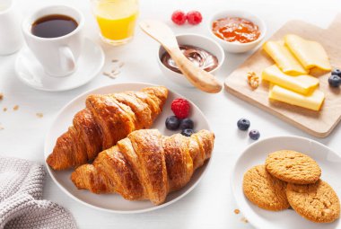 Continental kahvaltı kruvasan, reçel, çikolata yayıldı ve kahve