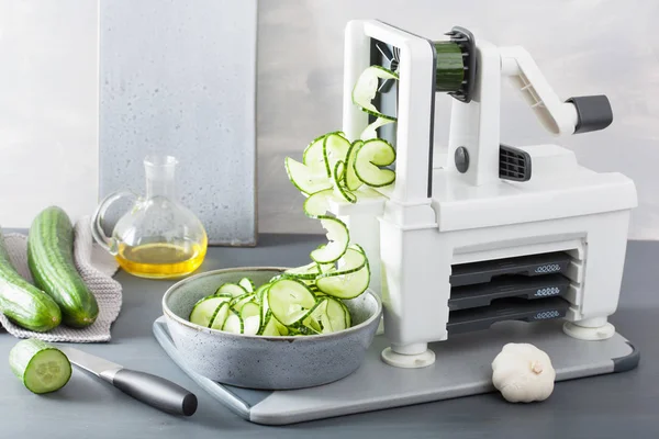 Spiralizing Komkommer Groente Met Spiralizer — Stockfoto