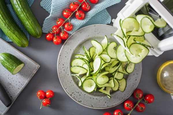 Spiralizing Zelenina Okurky Spiralizéru — Stock fotografie