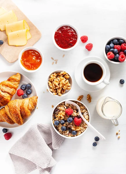 Gesundes Frühstück Mit Müsli Beeren Nüssen Croissant Marmelade Schokoladenaufstrich Und — Stockfoto