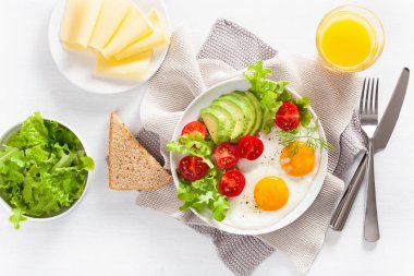 sağlıklı kahvaltı düz yatıyordu. kızarmış yumurta, avokado, domates, tost ve kahve