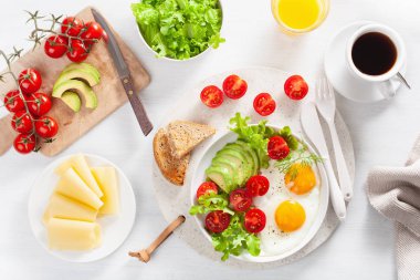 sağlıklı kahvaltı düz yatıyordu. kızarmış yumurta, avokado, domates, tost ve kahve