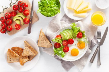 sağlıklı kahvaltı düz yatıyordu. kızarmış yumurta, avokado, domates, tost ve kahve