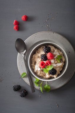 sağlıklı kahvaltı yulaf lapası ahududu böğürtlen ile