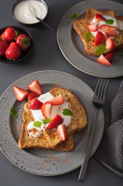 Kahvaltı için tost yoğurt ve çilek ile Fransız