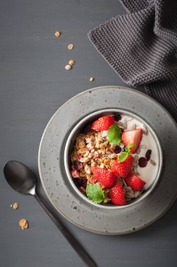 Granola ve tohum ve kahvaltı çilekli yoğurt