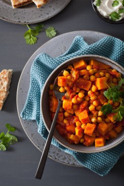 tatlı patates ve nohut naan ekmek ile köri