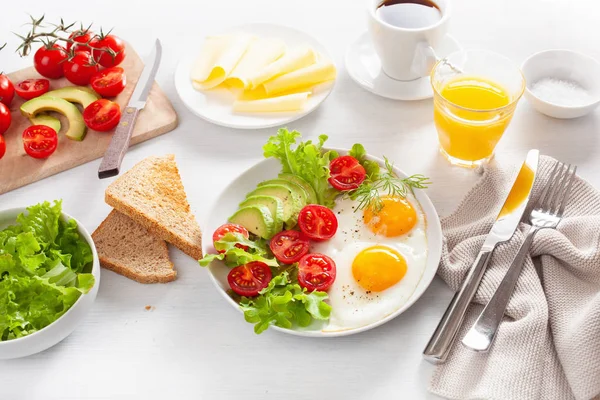 Petit Déjeuner Sain Avec Œufs Frits Avocat Tomate Pain Grillé — Photo