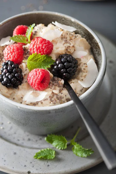 ラズベリー ブラックベリーと健康的な朝食オートミールのお粥 — ストック写真