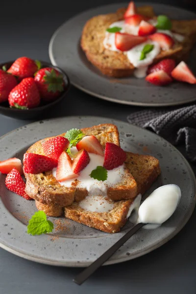 Frans Toast Met Yoghurt Aardbeien Bij Het Ontbijt — Stockfoto