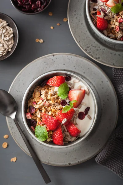 Müsli Och Yoghurt Med Frön Och Jordgubbar Till Frukost — Stockfoto