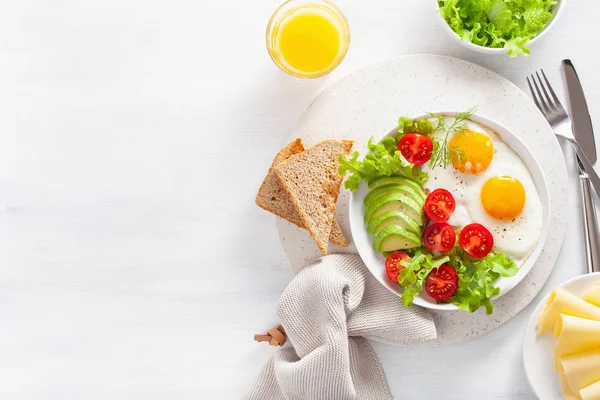 Здоровый Завтрак Лежал Жареные Яйца Авокадо Помидоры Тосты Сок — стоковое фото
