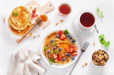 yaban mersini çilek bal ve fındık kahvaltıda krep