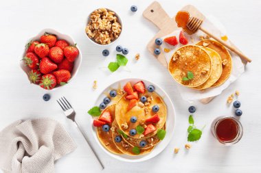 yaban mersini çilek bal ve fındık kahvaltıda krep