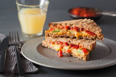 avokado ve domates ızgara peynir sandviç