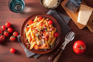 sebzeli penne makarna domates parmesan kekik ile