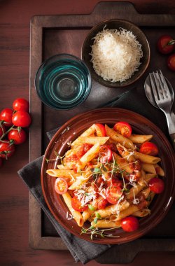 sebzeli penne makarna domates parmesan kekik ile