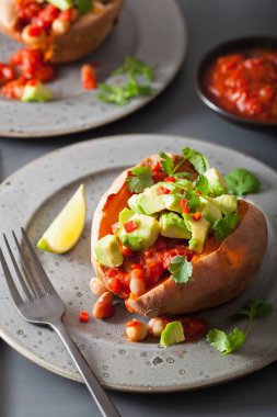 Avokado biber salsa ve fasulye ile pişmiş tatlı patates