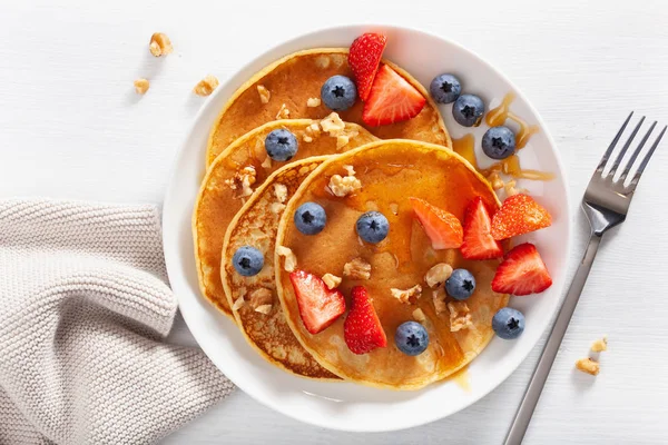 Pancake Dengan Madu Blueberry Strawberry Dan Kacang Untuk Sarapan — Stok Foto