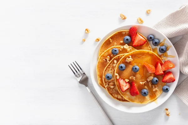 Pfannkuchen Mit Heidelbeerhonig Und Nüssen Zum Frühstück — Stockfoto