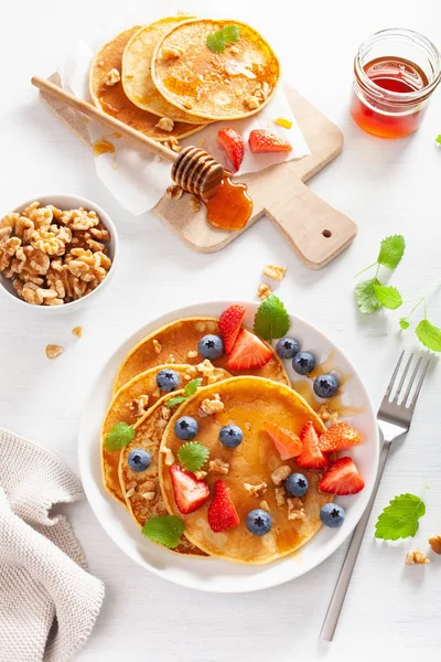 Pancake Dengan Madu Blueberry Strawberry Dan Kacang Untuk Sarapan — Stok Foto