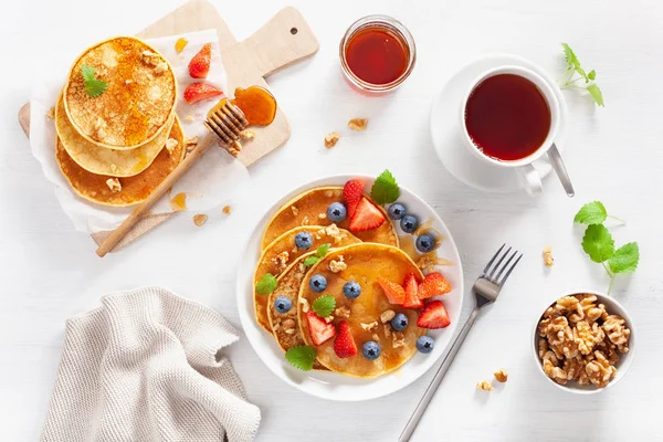 いちごブルーベリー蜂蜜と朝食のナッツのパンケーキ — ストック写真