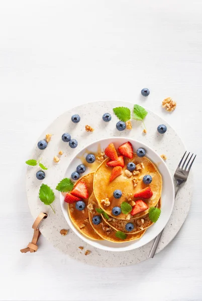 Pancake Dengan Madu Blueberry Strawberry Dan Kacang Untuk Sarapan — Stok Foto
