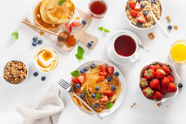 Pancake Dengan Madu Blueberry Strawberry Dan Quinoa Untuk Sarapan — Stok Foto